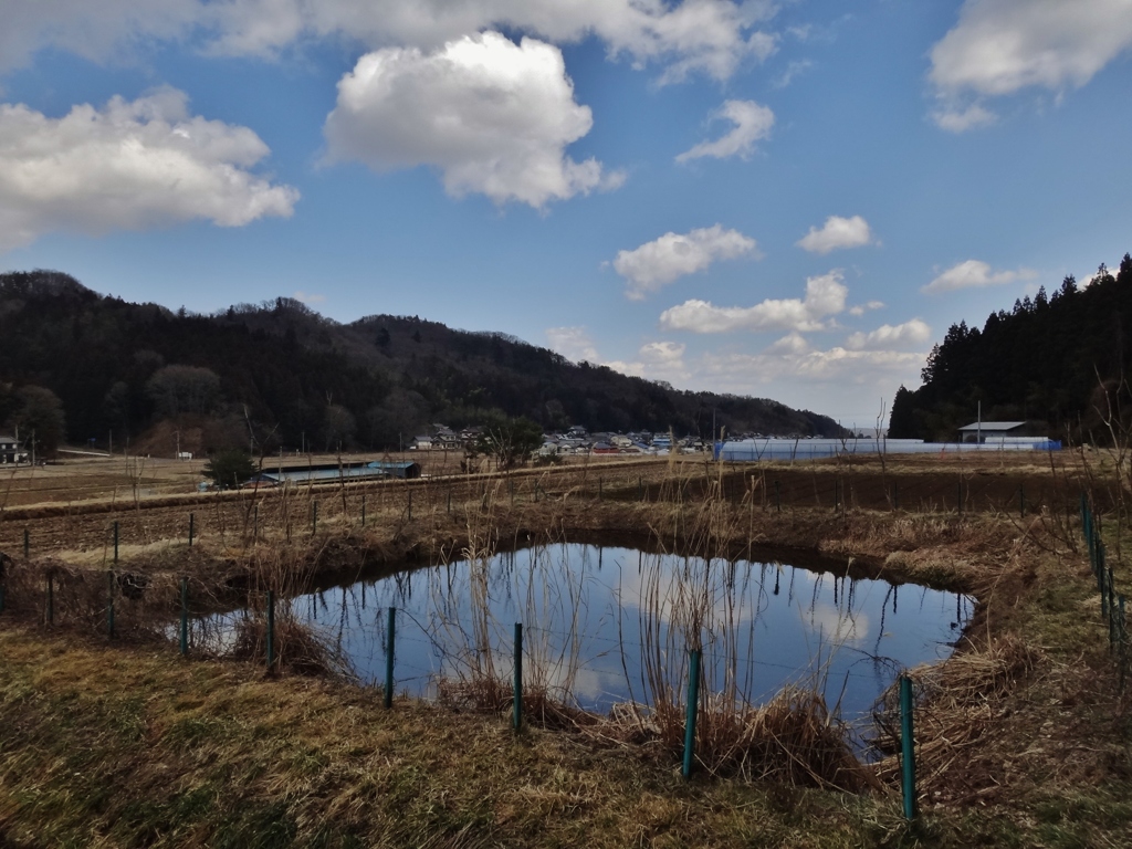 第千六作　　「ひつそり　ため池の水に　青い空」　福島県天栄　