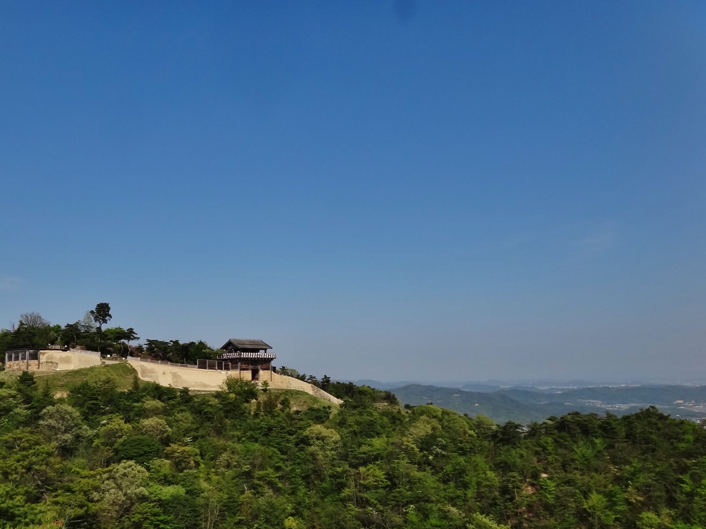 第六百七十二作　　「これが鬼の城という　穏やかにして若葉の山」　　岡山県総社