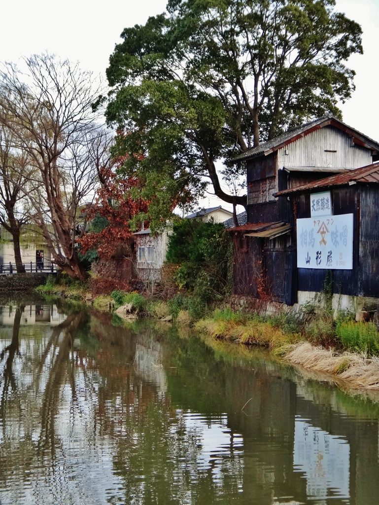 第二千七百十六作　「味噌蔵の　影映してや　寒い堀」　福島県相馬