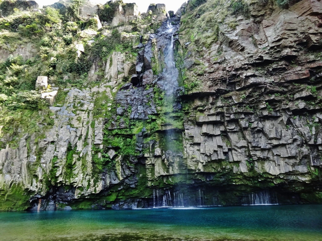 第千三百四十三作　　「岩が岩を割つて　流れ落つ　水のよろしさ」　鹿児島県根占