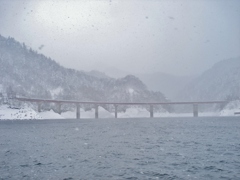 第千六百六作　　「見る間に積もつてゆく　初雪の　雪の真白さ」　北海道定山渓