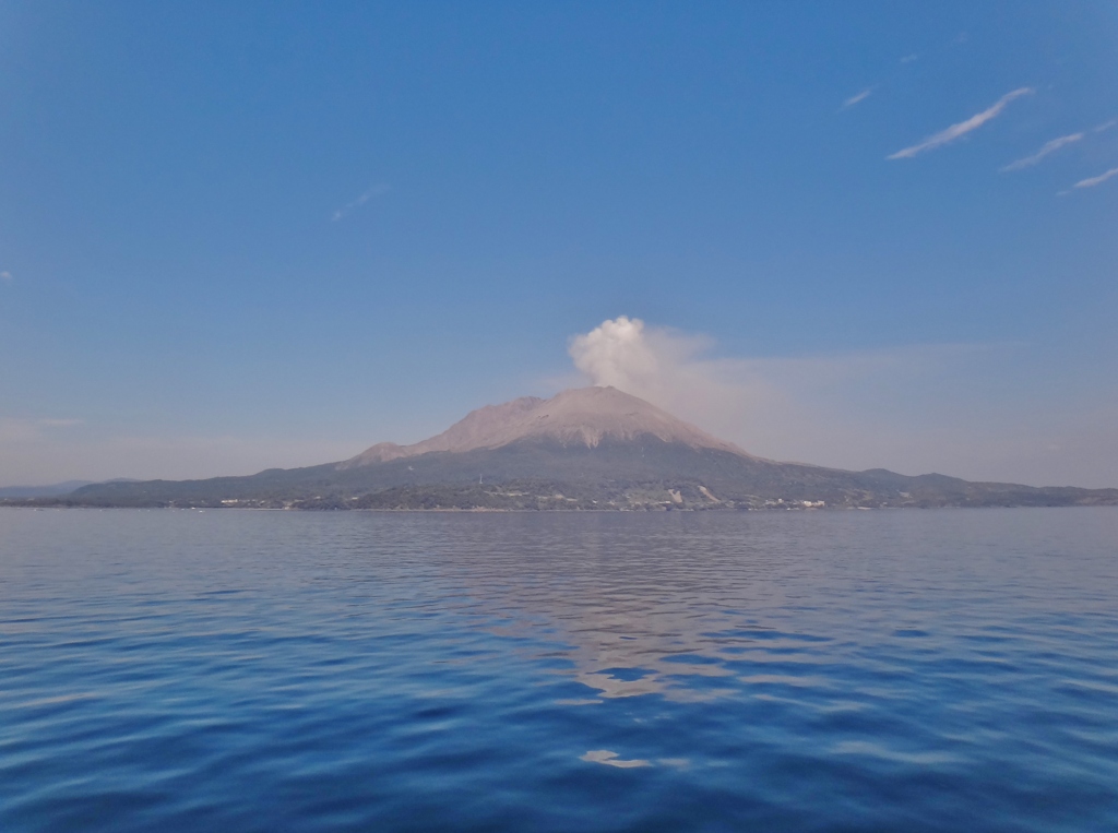 第千九百六十一作　　「御山けふも　煙吹く　錦江がうへ」　鹿児島県錦江湾