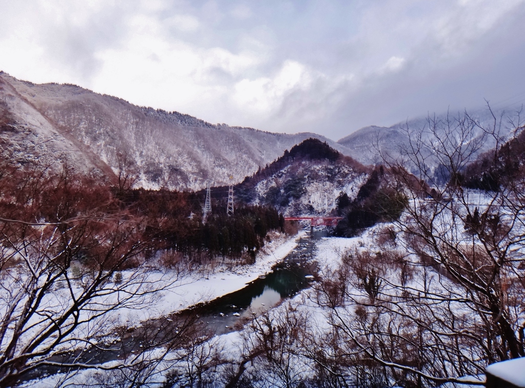 第三千五百作　「雪降りしきる　雪の鉄橋　まして赤々」　福井県勝原