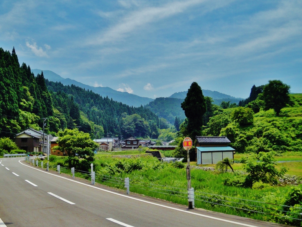 第四千十作　「すつかり夏色の　バスを待ち」　富山県黒部