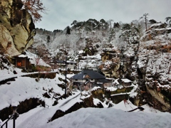 第二千三百六十六作　「奥の院へのぼれば　雪のしづかさ」　山形県山寺