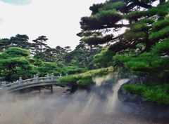 第千八百六十五作　　「庭へまはれば　霧と湧かせて　何気なく涼しい」　香川県高松