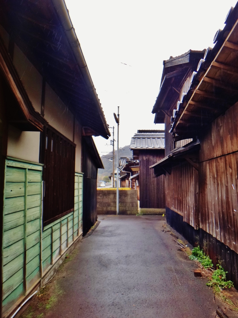 第三千四百四十五作　「風除けの　路地を選んで　あゆむ」　愛媛県興居島