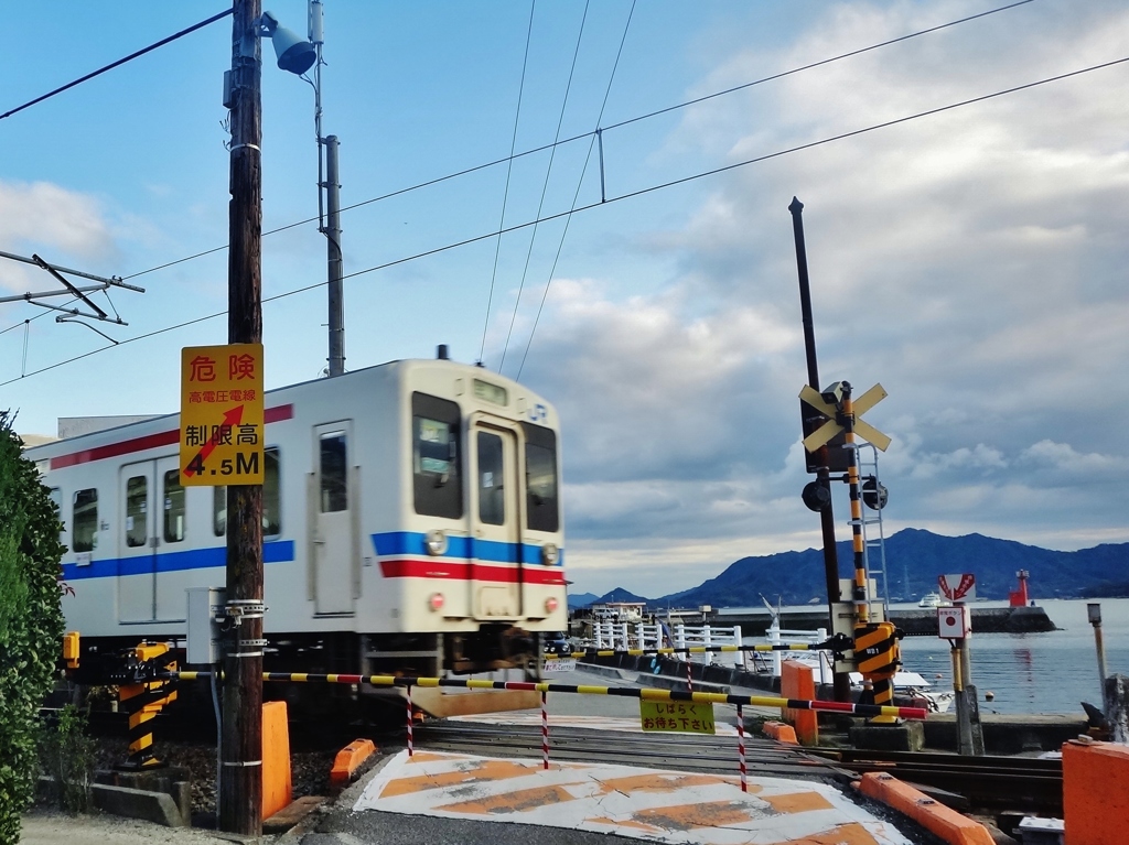 第五百五十七作　　「寒い空をひらいてや汽車の過ぎる」　広島県幸崎