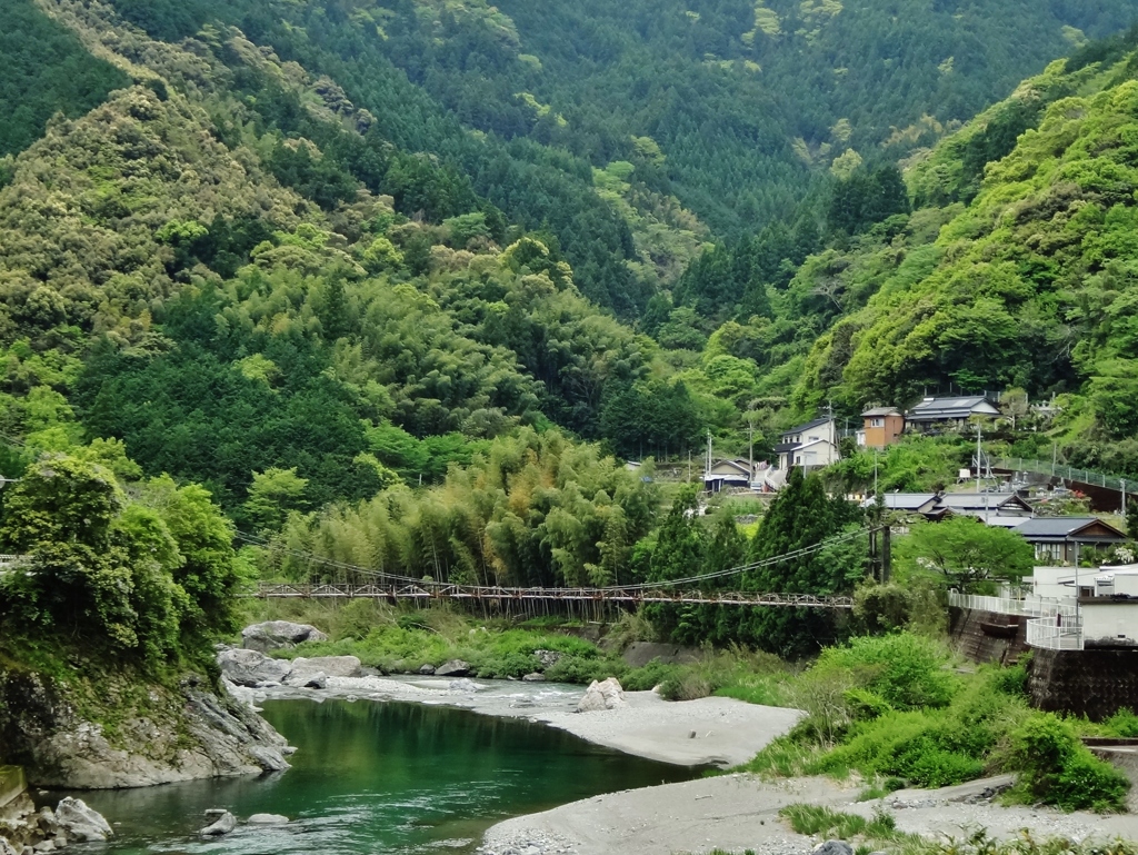 第六百八十二作　　「つり橋を渡るることの　あの村この村」　高知県伊野　