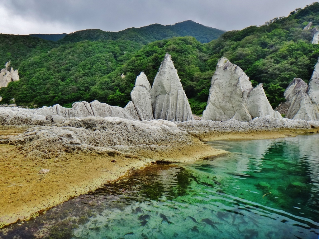 第三千三百二十三作　「尖れる岩の　真白さにして　浄土」　青森県佐井