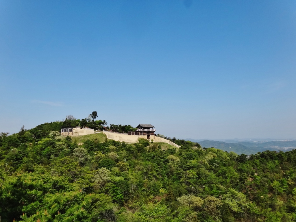第千三十二作　　「鬼がでるか蛇がでるか　なにもでぬ山をゆく」　岡山県総社