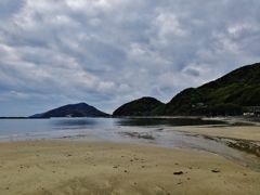 第千五十四作　　「今にも降りさうな　真砂踏みしめては鳴く」　山口県富海