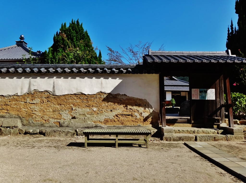 第千五百三十四作　　「くづれかけて　土壁の落ちつきに　座はる」　山口県防府