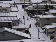 第三千八百八十一作　「酔ひ醒めは　雪と戯る　子らのほがらか」　山形県酒田