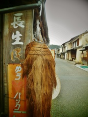 第六百六十作　　「ひと雨きさうな　軒に蓑笠かけられてゐる」　愛媛県内子