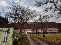 第千六百六十三作　　「風花舞うや　學び舎が跡」　青森県東通