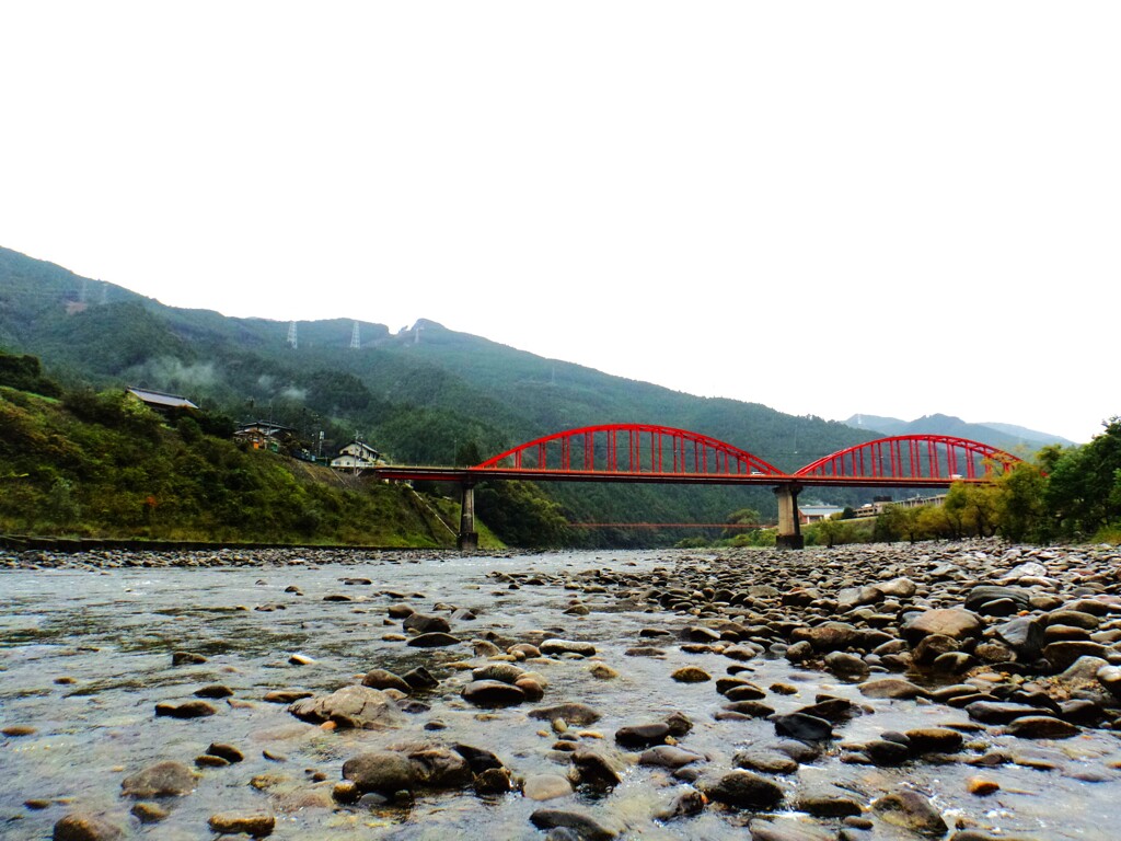 第四千百三十二作　「川音の　雨音の　ここに落ち着く」　静岡県佐久間