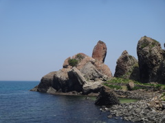 第千四百三十四作　　「岩が岩に折り重なつて　おだやかな海」　佐賀県鎮西
