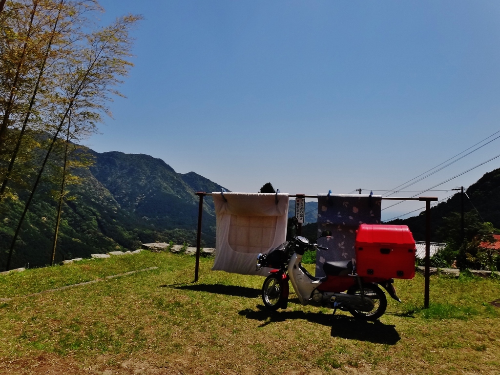 第千四百十八作　　「山みち坂みち　郵便屋さんやつてきた」　和歌山県那智山