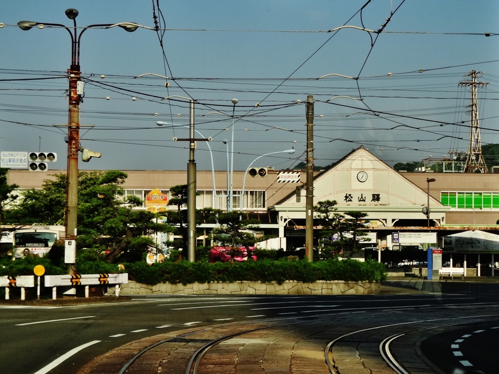 第三千二百九十三作　「二度振り返へり　懐かしい停車場で」　愛媛県松山