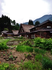 第千四十五作　　「今にも降りさうな　旅の路いそぐ」　富山県南砺