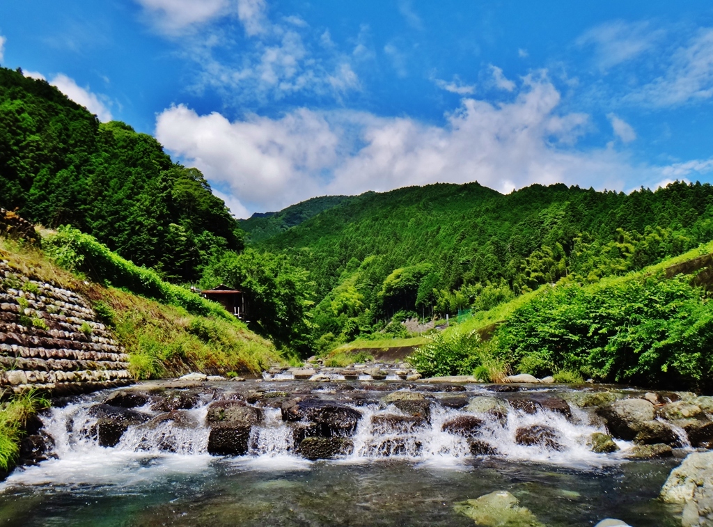 第四千作　「夏至過ぐる　素足で渡る　川のよろしさ」　山梨県南部　