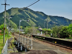 第千三百九十作　　「汽車待つ間にも　山は若葉の芽を吹きて」　岡山県真庭