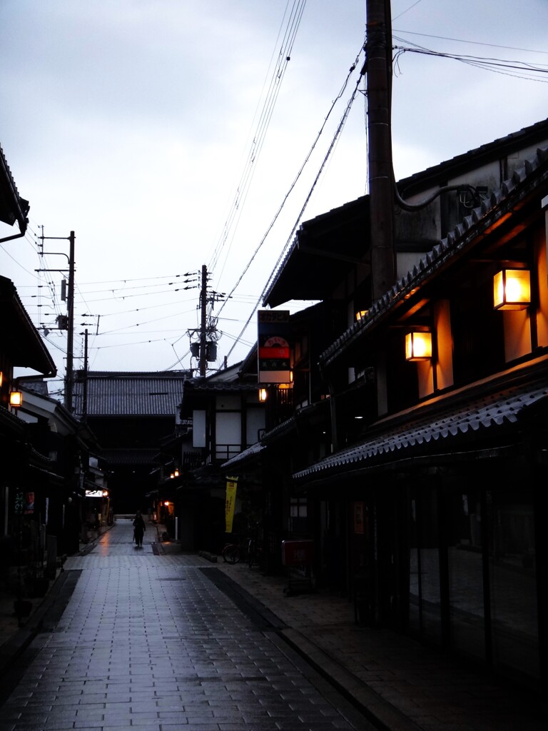 第四千百七十一作　「夕べしぐるる 参道をいそぐ」　滋賀県長浜