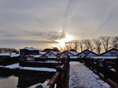 第五百八十五作　　「まもなく陽の落つ　雪の明るさの　橋わたる」　山形県酒田　