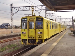 第二千八十八作　「春おぼろ　やつてきたのは　黄色い汽車で」　佐賀県久保田