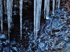 第千二百八十六作　　「急かるる水も　氷となりて　春を待たう」　栃木県鹿沼
