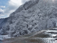 第千六百四十九作　　「雪晴れ　まばゆい　寒の河わたる」　長野県白馬
