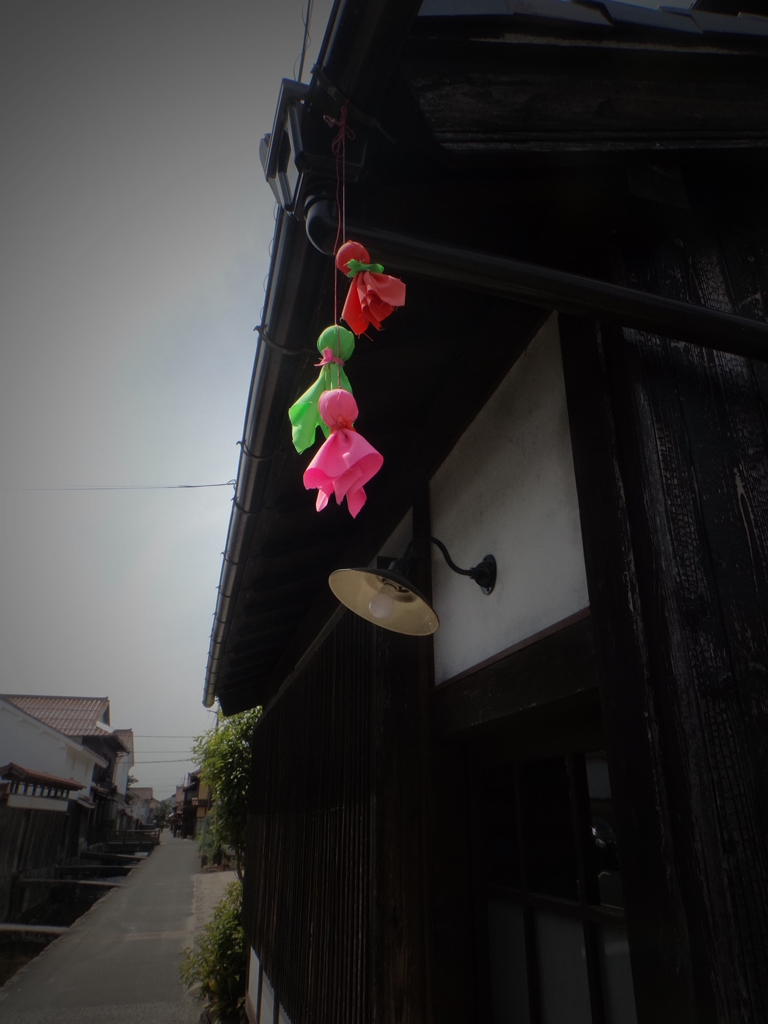 第千四百四十作　　「てるてる坊主　けふは晴れたが　明日は雨かよ」　鳥取県倉吉
