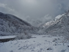 第千二百八十四作　　「寒の河わたる　山は吹雪ひて　雪つぶて」　長野県姫川
