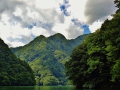 第三千七百二十七作　「山が山へ重なつて　湛へる天竜の水」　愛知県富山