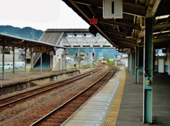 第三千七百二十作　「東へ東へ　戻る旅路の　一番ホォム」　山口県萩