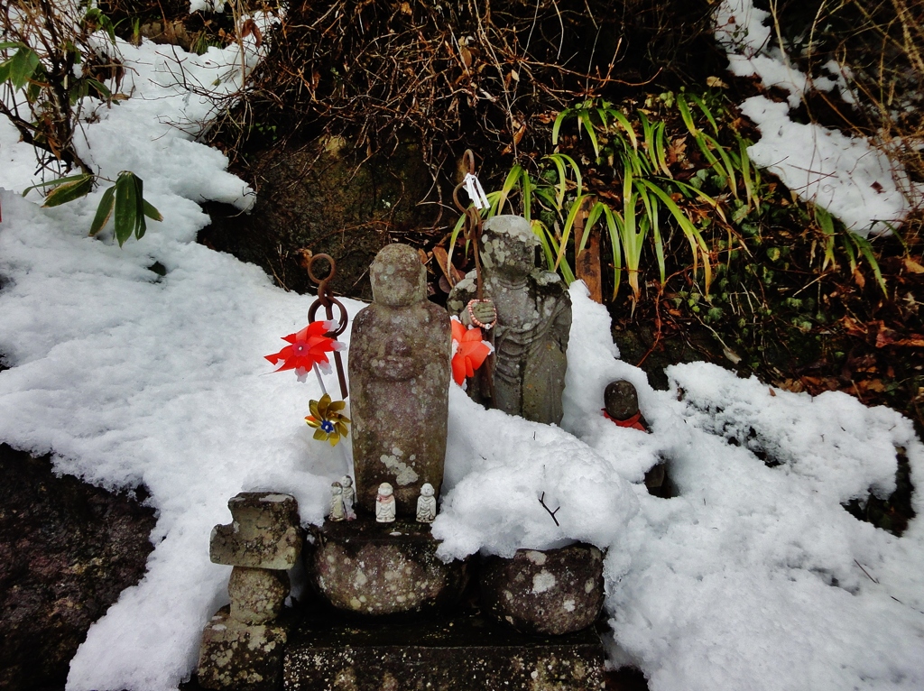 第五百五十五作　　「笠はなくとも雪を掃うてお地蔵様」　山形県山寺