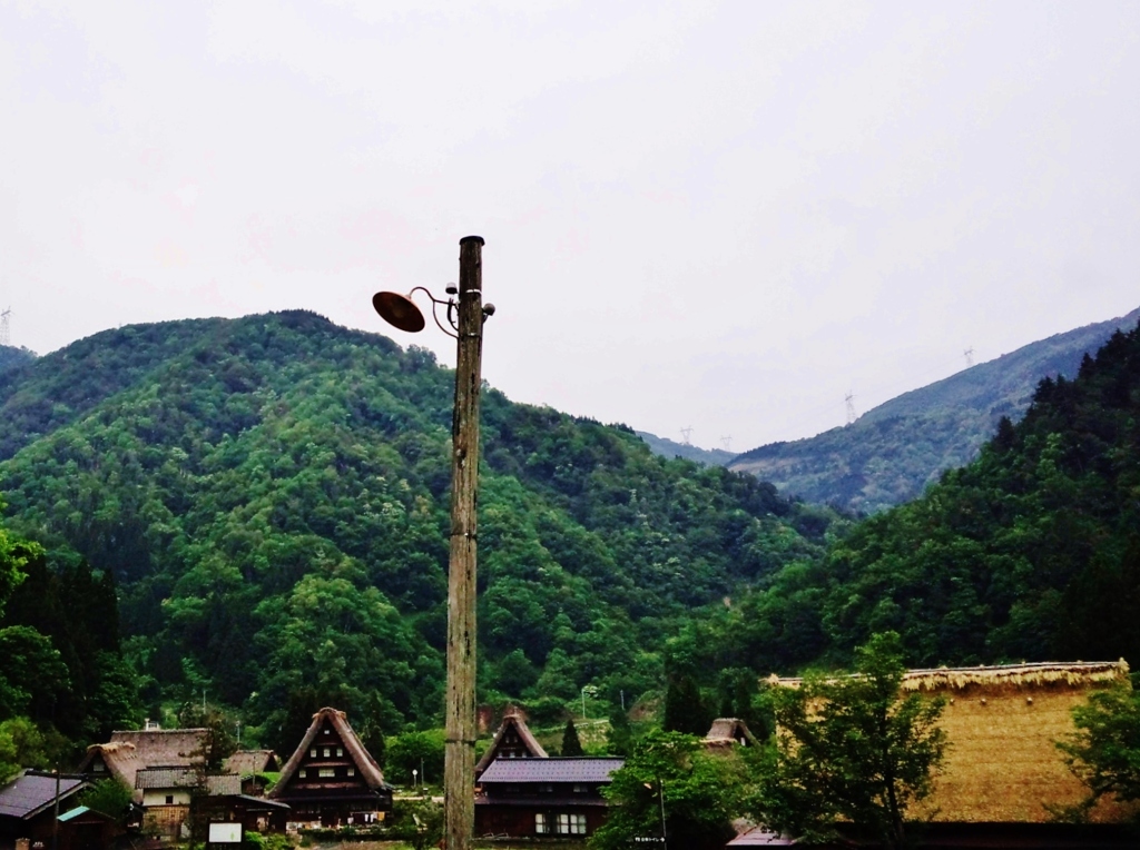第三千二百四十作　「雨かほる　まもなく灯る　村のゆふべで」　富山県五箇山
