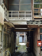 第千三百二十一作　　「また立ち止まつては　路地裏に誘はるる」　島根県美保関