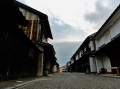 第千三百十七作　　「ひと雨きさうな　路をいそぐ」　愛媛県内子