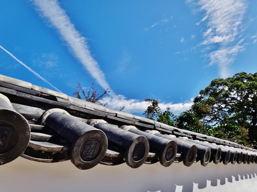 第二千九百七十三作　「国守りの　甍を越へて　飛行機雲」　山口県防府