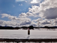 第千七百一作　　「雪解けて　折れたバス停の　バスを待つ」　岩手県雫石