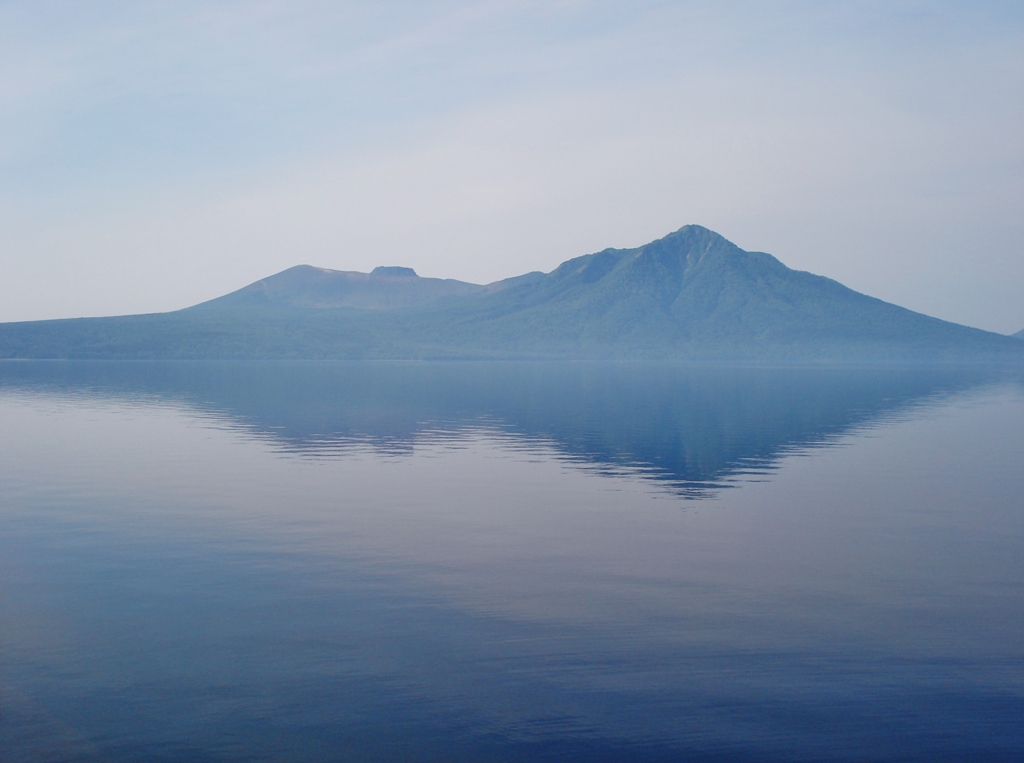 第七百三十八作　　「眠れぬ夜が明け　水しずかなるれいろう」　北海道支笏湖　