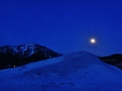 第二千四百三十二作　「望月を添へ　蒼い未明けの　雪山」　福井県大野
