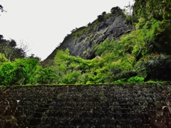 第千四百三十三作　　「たくさんの御仏に　護られてゐる　岩の壁たかく」　愛媛県久万