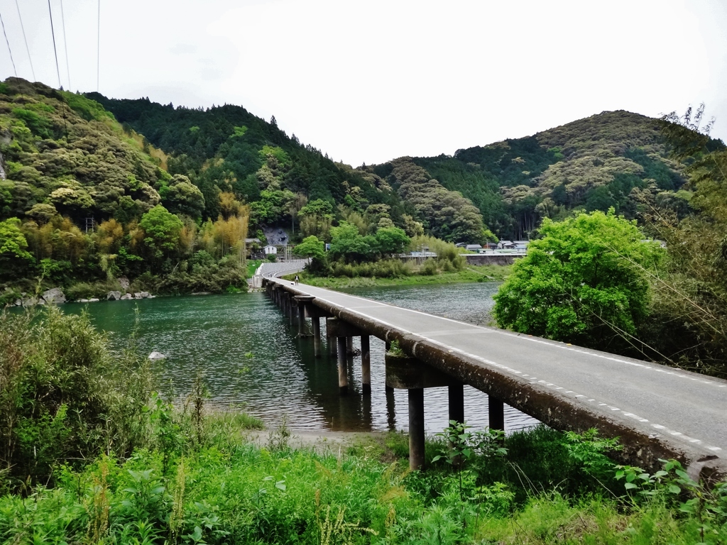 第六百九十八作 　　「水をわたりきつて 雨粒のひとつふたつ」 　高知県伊野 