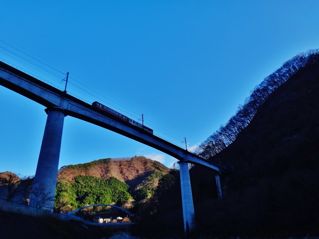 第三千七百八十九作　「すつかり寒空へ　汽車を見おくる」　栃木県川治