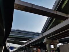 第二千六十一作　　「汽車がまうへを　道が道に重なつて　狭い空」　大阪府大阪