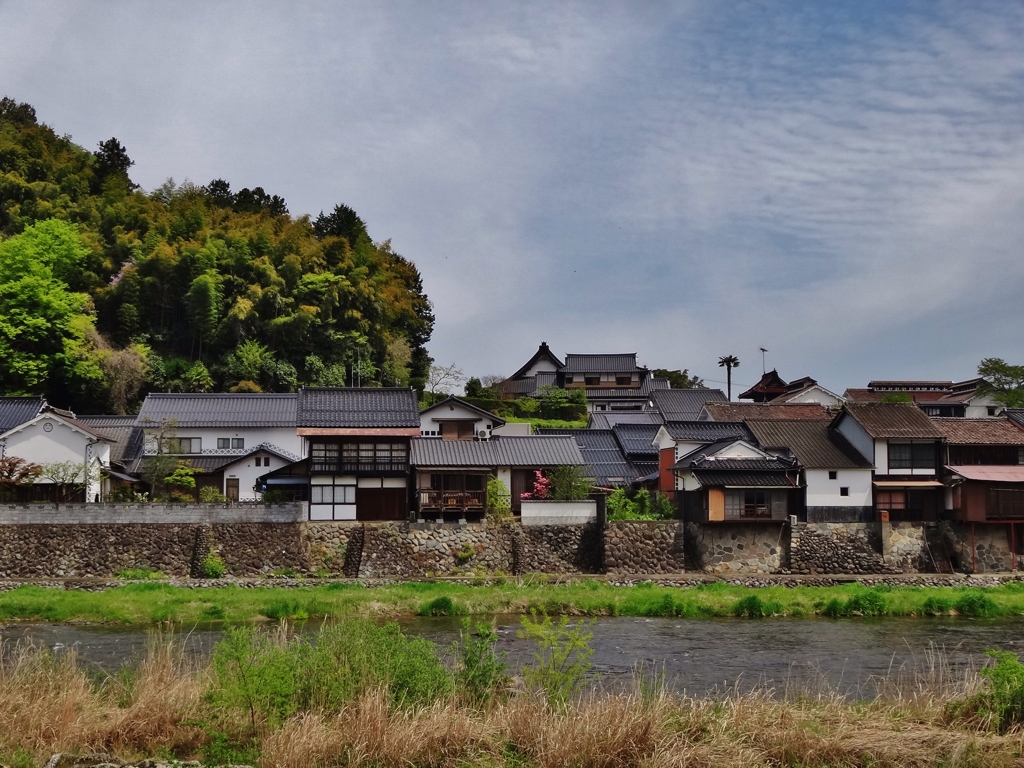 第千二十一作　　「しみじみ川を　茶をすする」　岡山県勝山
