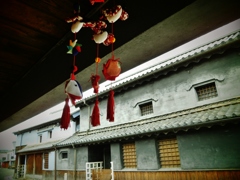 第九百五十作　　「どこからか　よひ便りでもきさうな　つるし雛」　大分県日田